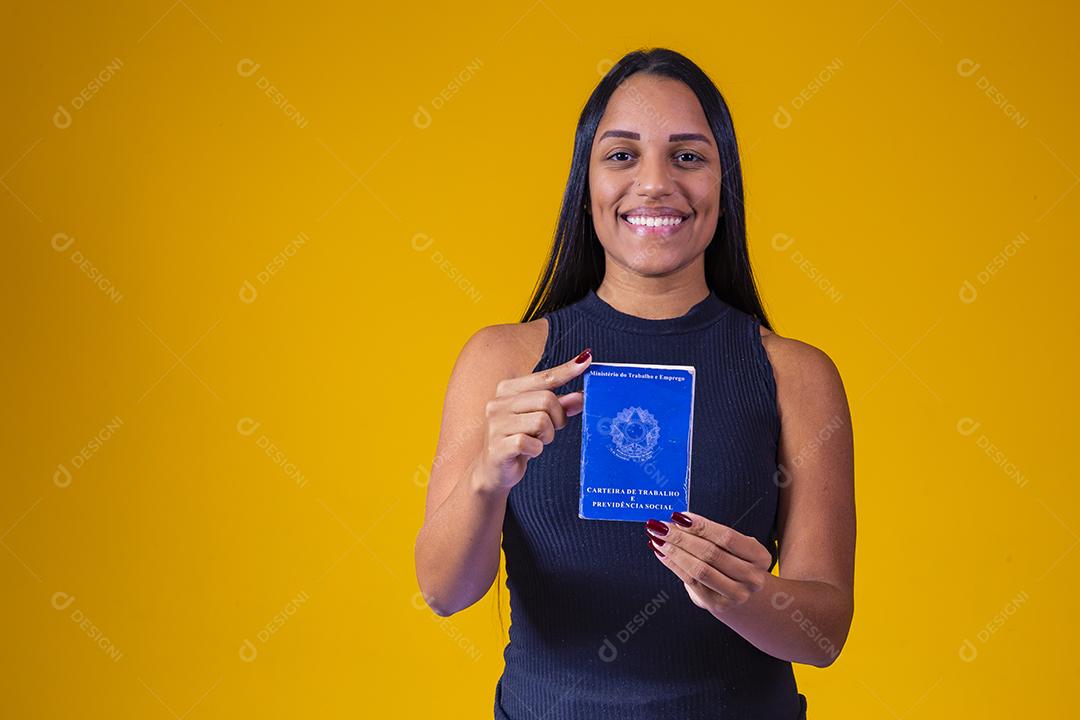 Mulher brasileira segurando um cartão de trabalho brasileiro