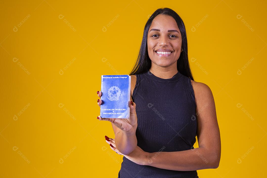 Mulher brasileira segurando um cartão de trabalho brasileiro