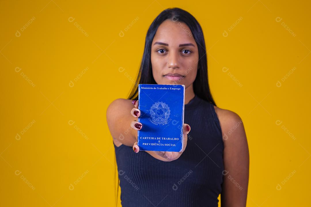 Mulher brasileira segurando um cartão de trabalho brasileiro