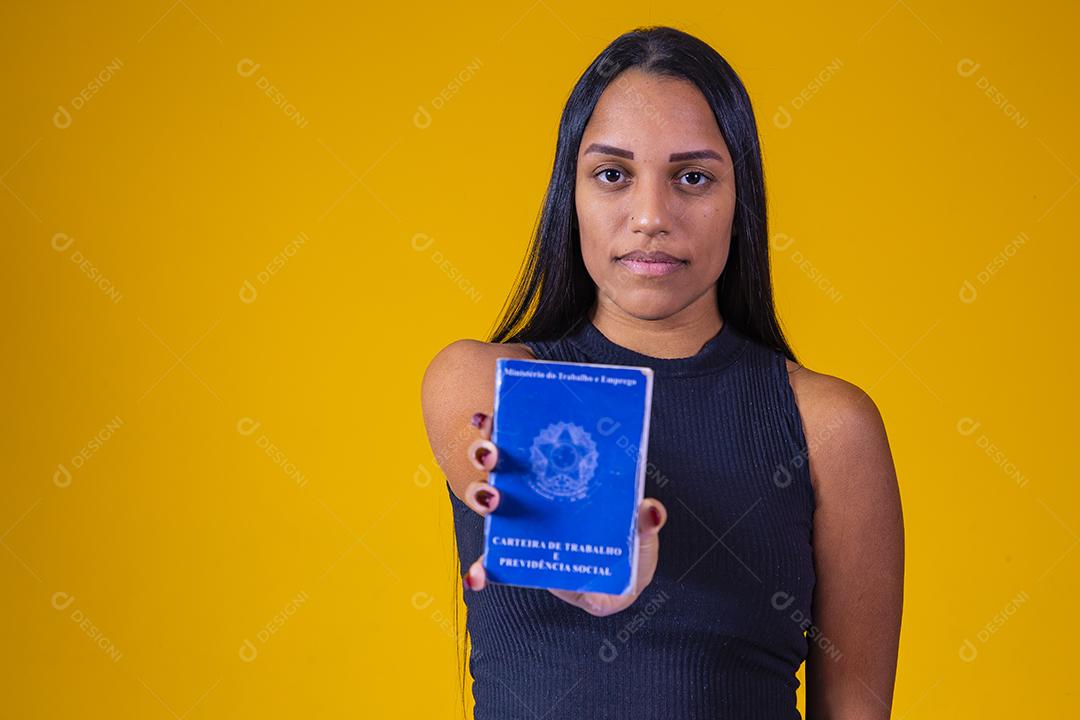 Mulher brasileira segurando um cartão de trabalho brasileiro