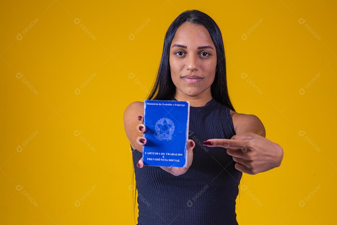 Mulher brasileira segurando um cartão de trabalho brasileiro