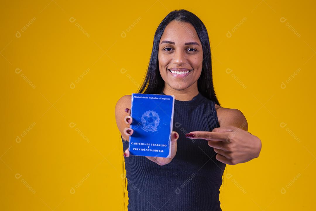 Mulher brasileira segurando um cartão de trabalho brasileiro