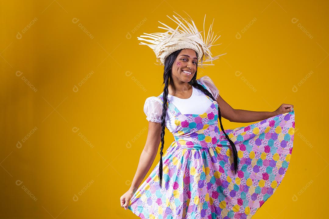 bela jovem morena com roupas típicas de festa junina brasileira. Linda mulher vestida para festa junina