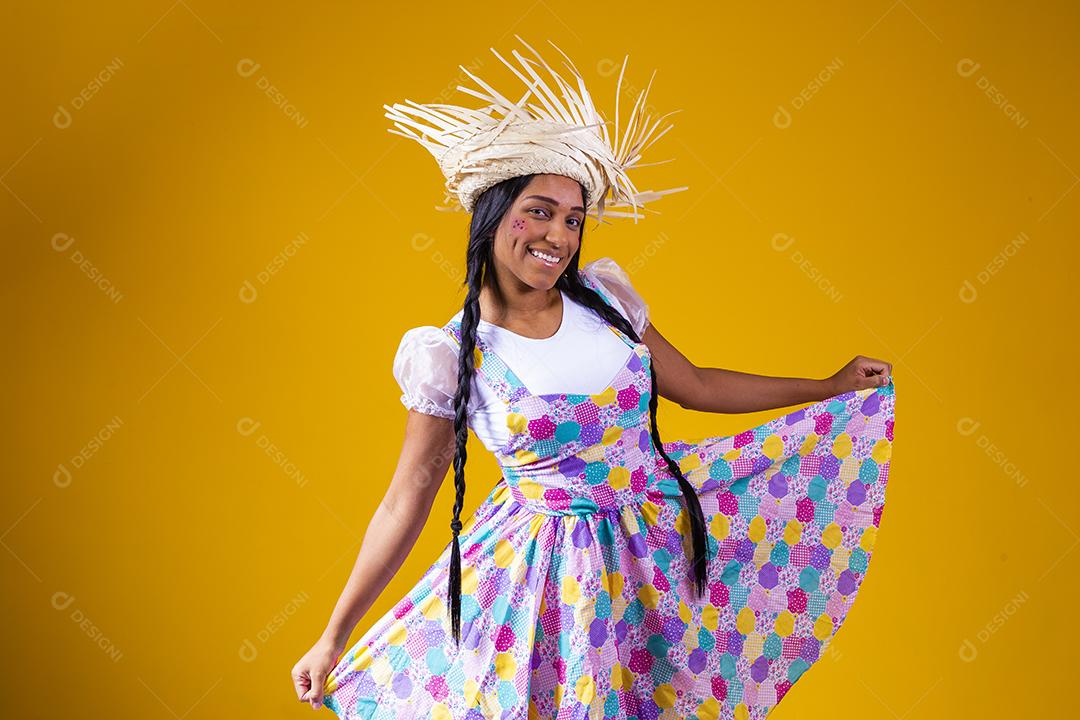 bela jovem morena com roupas típicas de festa junina brasileira. Linda mulher vestida para festa junina