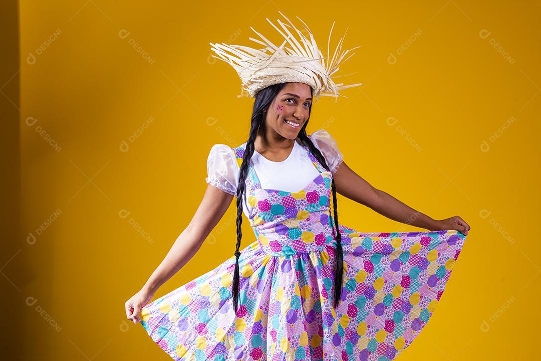 bela jovem morena com roupas típicas de festa junina brasileira. Linda mulher vestida para festa junina