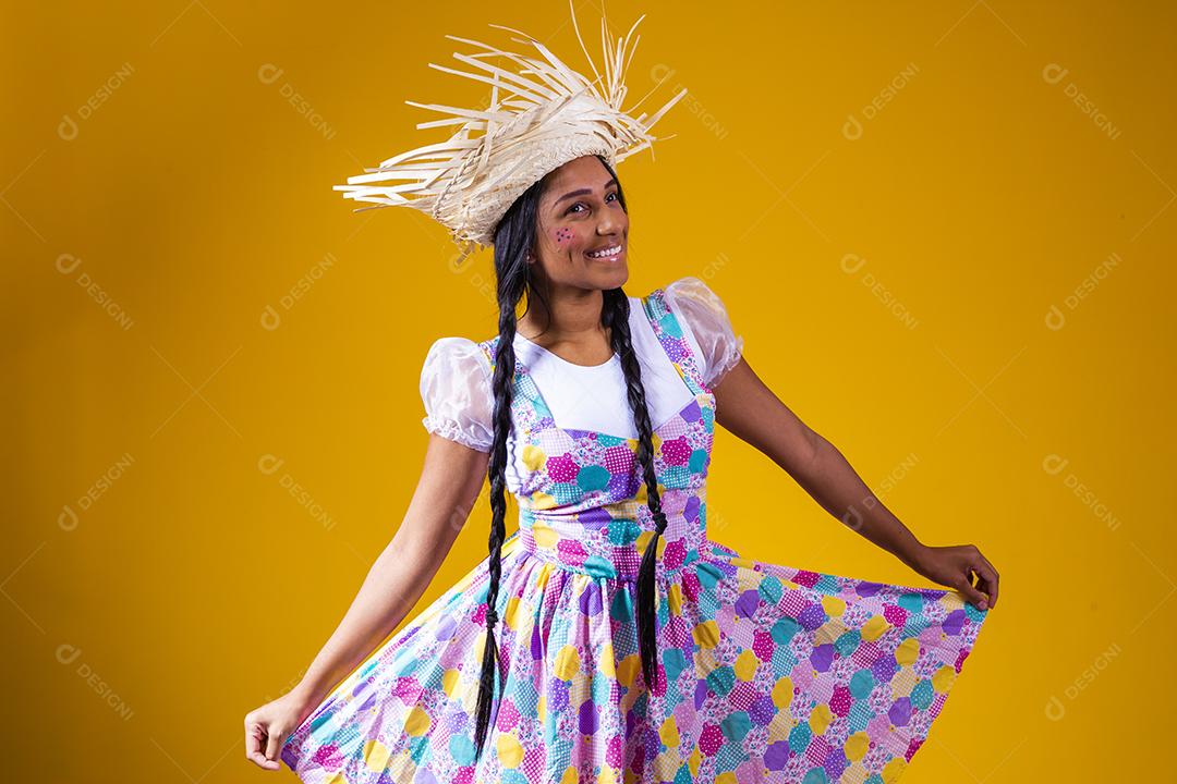 bela jovem morena com roupas típicas de festa junina brasileira. Linda mulher vestida para festa junina