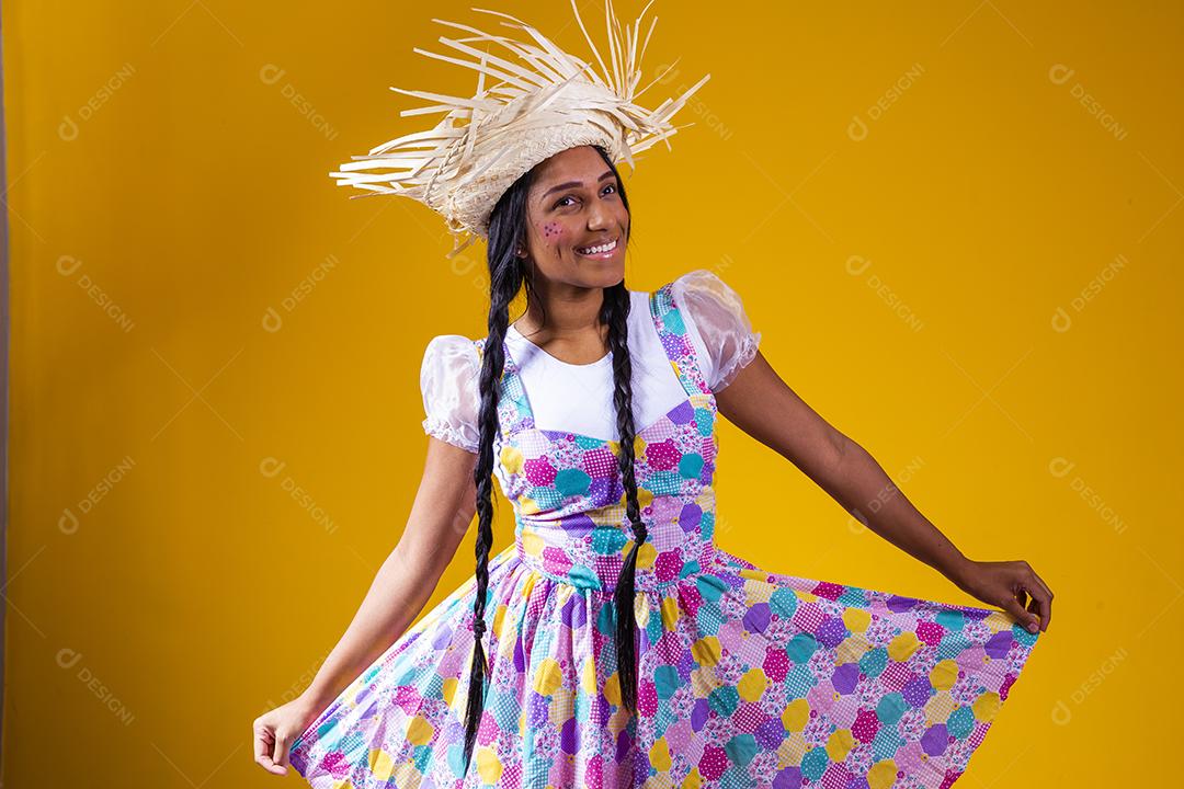 bela jovem morena com roupas típicas de festa junina brasileira. Linda mulher vestida para festa junina