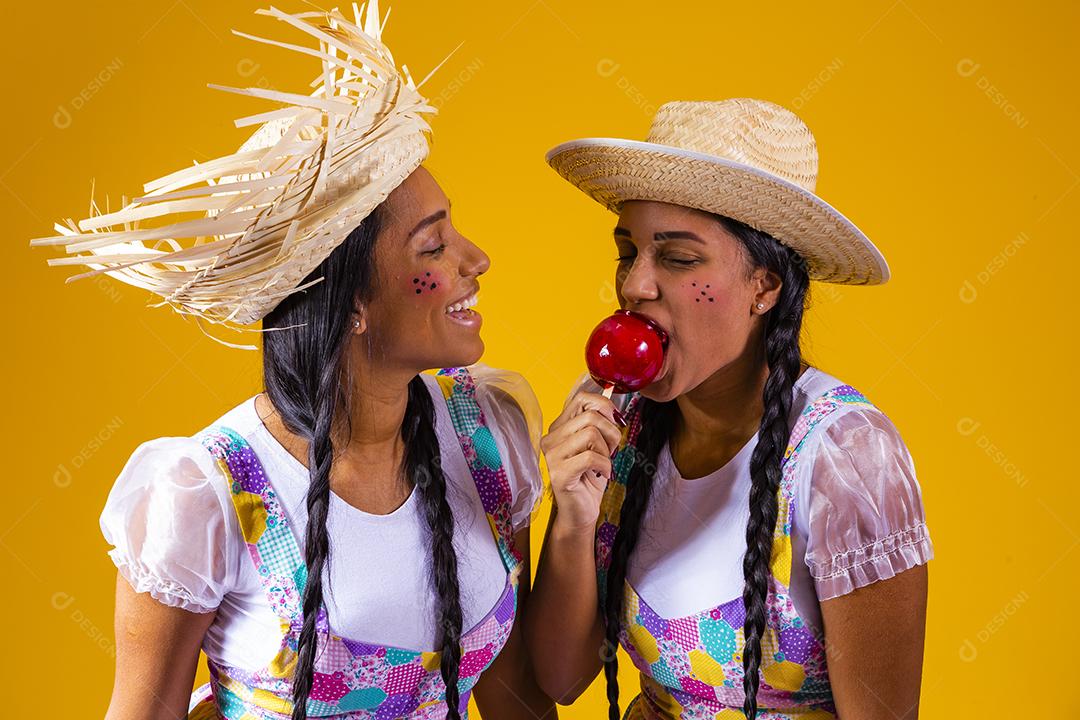 lindas mulheres segurando maça caramelizada festas juninas fotos imagem