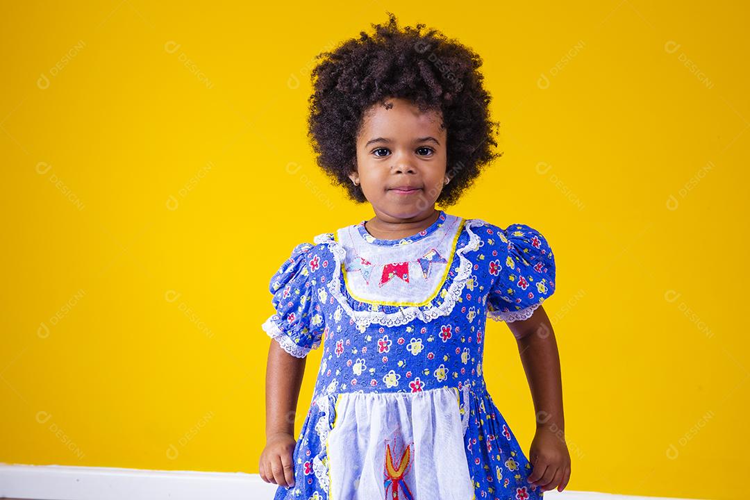 linda menina afro com roupas típicas de festa junina. Criança vestida para a noite de festa junina