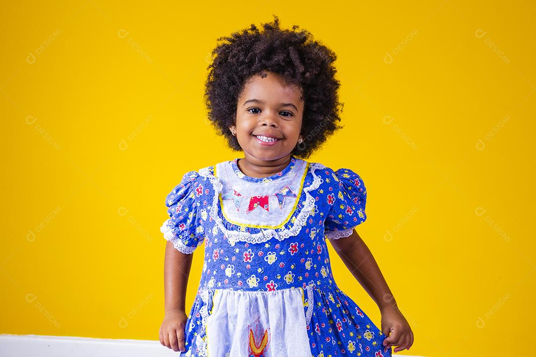 linda menina afro com roupas típicas de festa junina. Criança vestida para a noite de festa junina