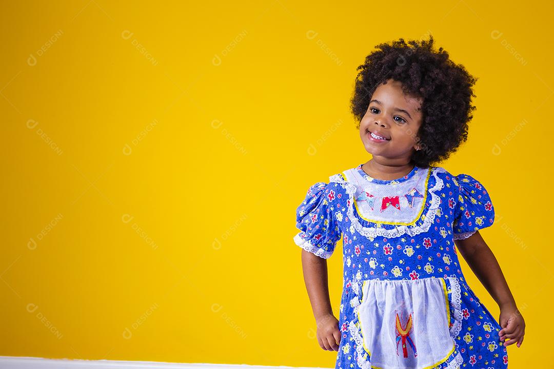 linda menina afro com roupas típicas de festa junina. Criança vestida para a noite de festa junina