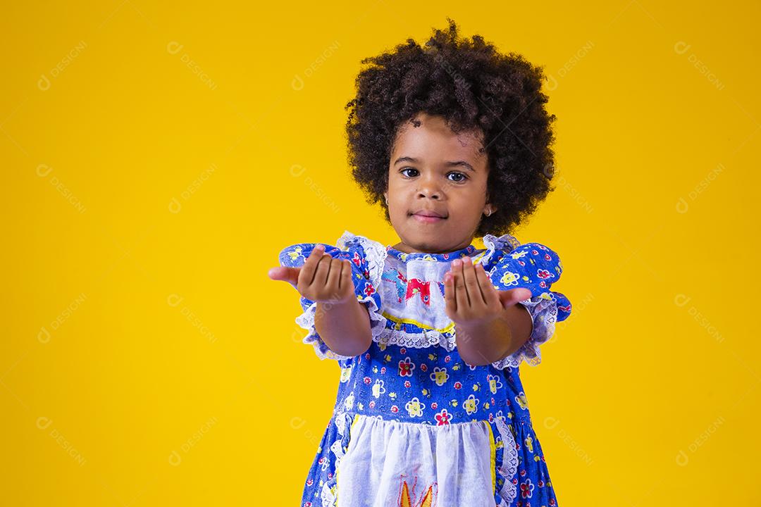 linda menina afro com roupas típicas de festa junina. Criança vestida para a noite de festa junina
