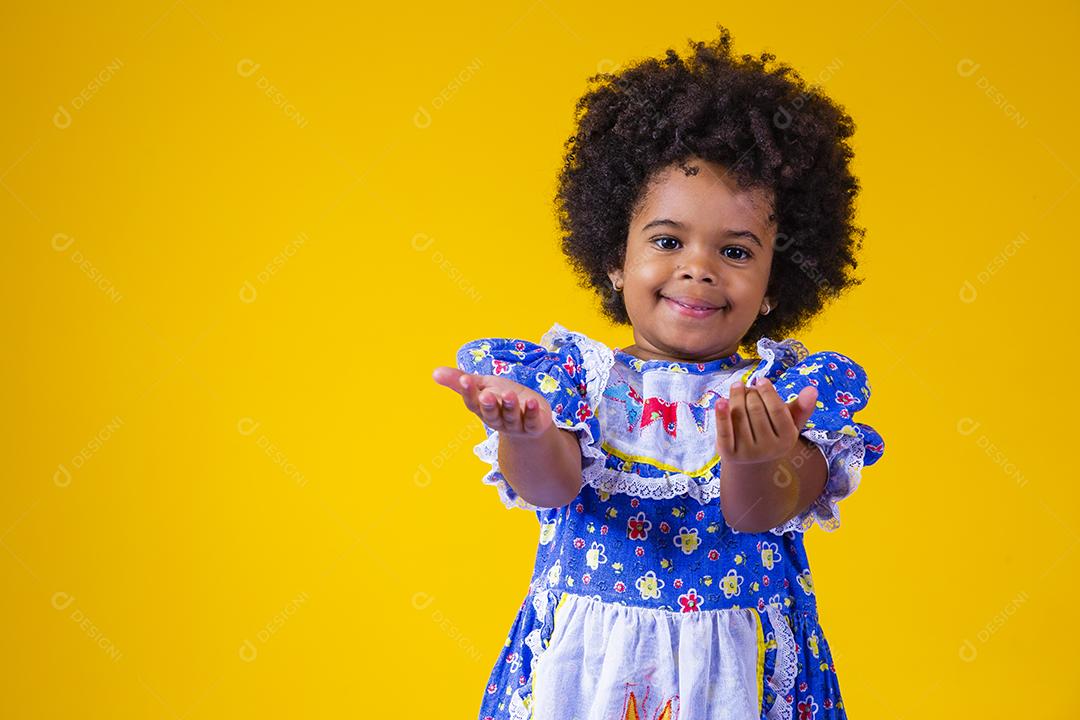 linda menina afro com roupas típicas de festa junina. Criança vestida para a noite de festa junina