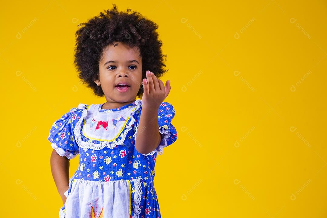 linda menina afro com roupas típicas de festa junina. Criança vestida para a noite de festa junina