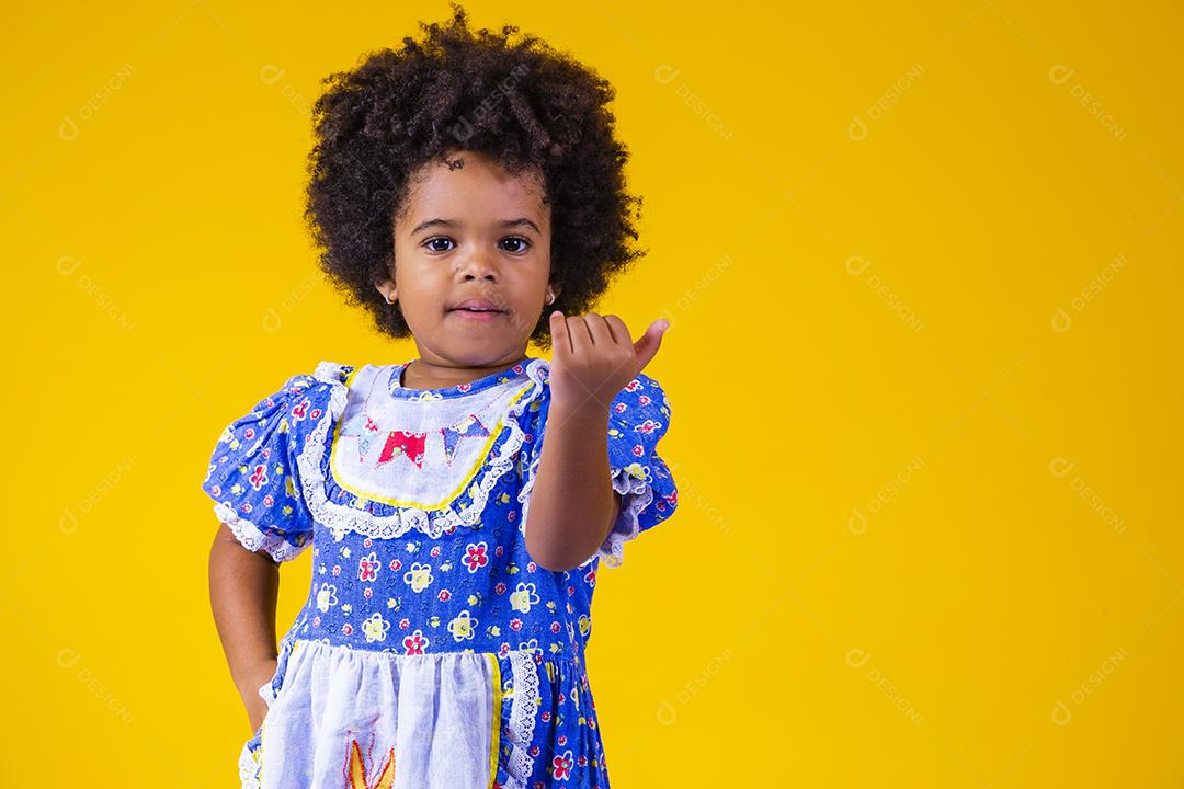 linda menina afro com roupas típicas de festa junina. Criança vestida para a noite de festa junina