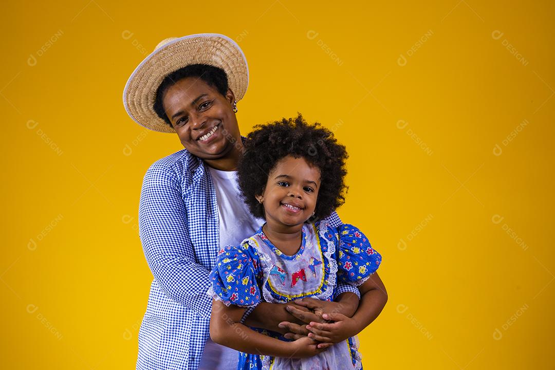 Afro mãe e filha vestidas para festa junina.