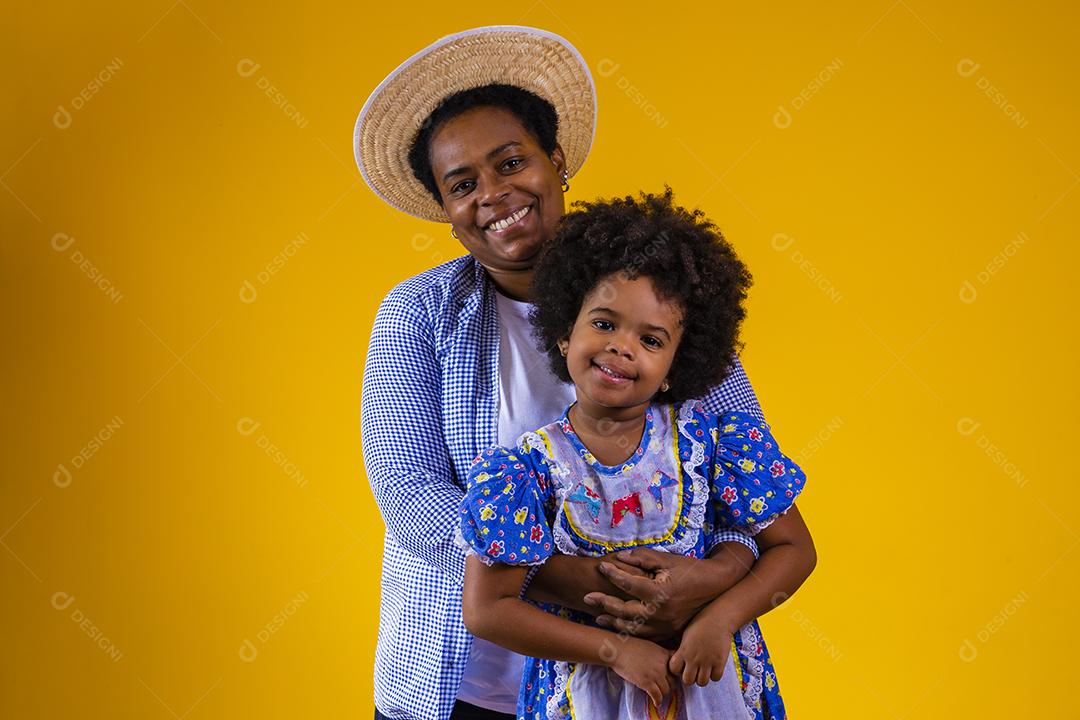 Mae segurando filhas fundo amarelo fotos imagem