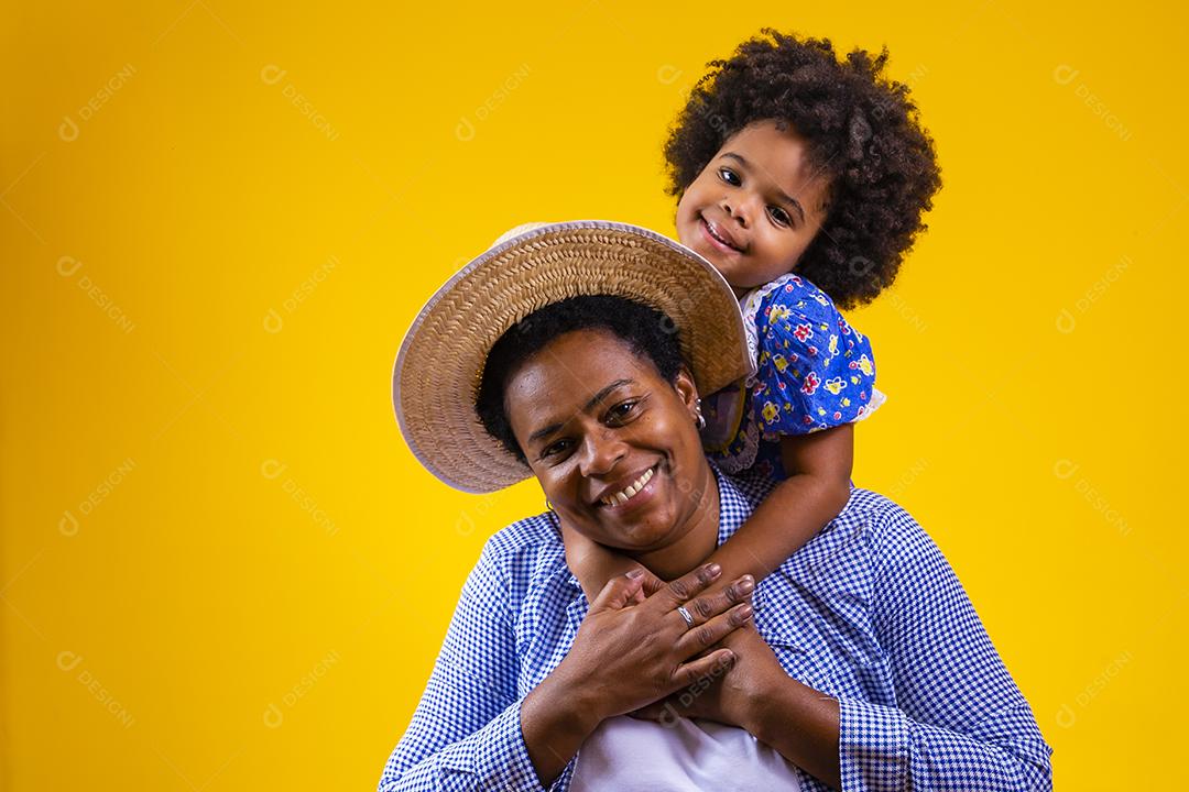 Afro mãe e filha vestidas para festa junina.