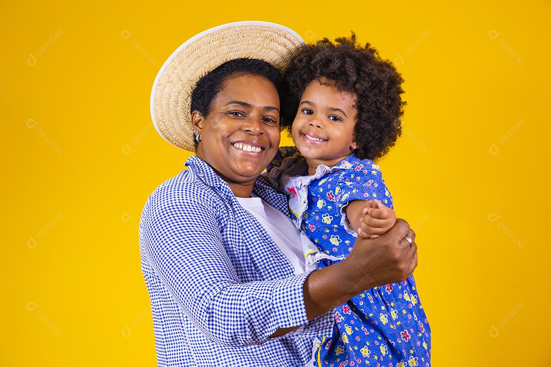 Afro mãe e filha vestidas para festa junina.