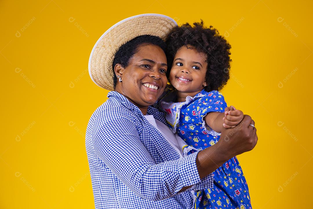Afro mãe e filha vestidas para festa junina.