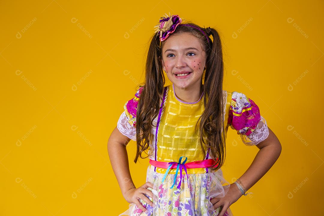 Criança com roupas típicas da famosa festa brasileira chamada Festa Junina em comemoração ao São João