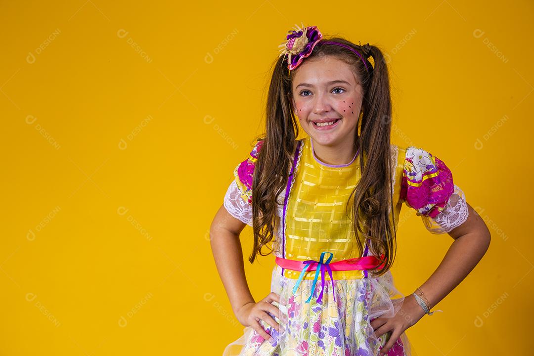 Criança com roupas típicas da famosa festa brasileira chamada Festa Junina em comemoração ao São João