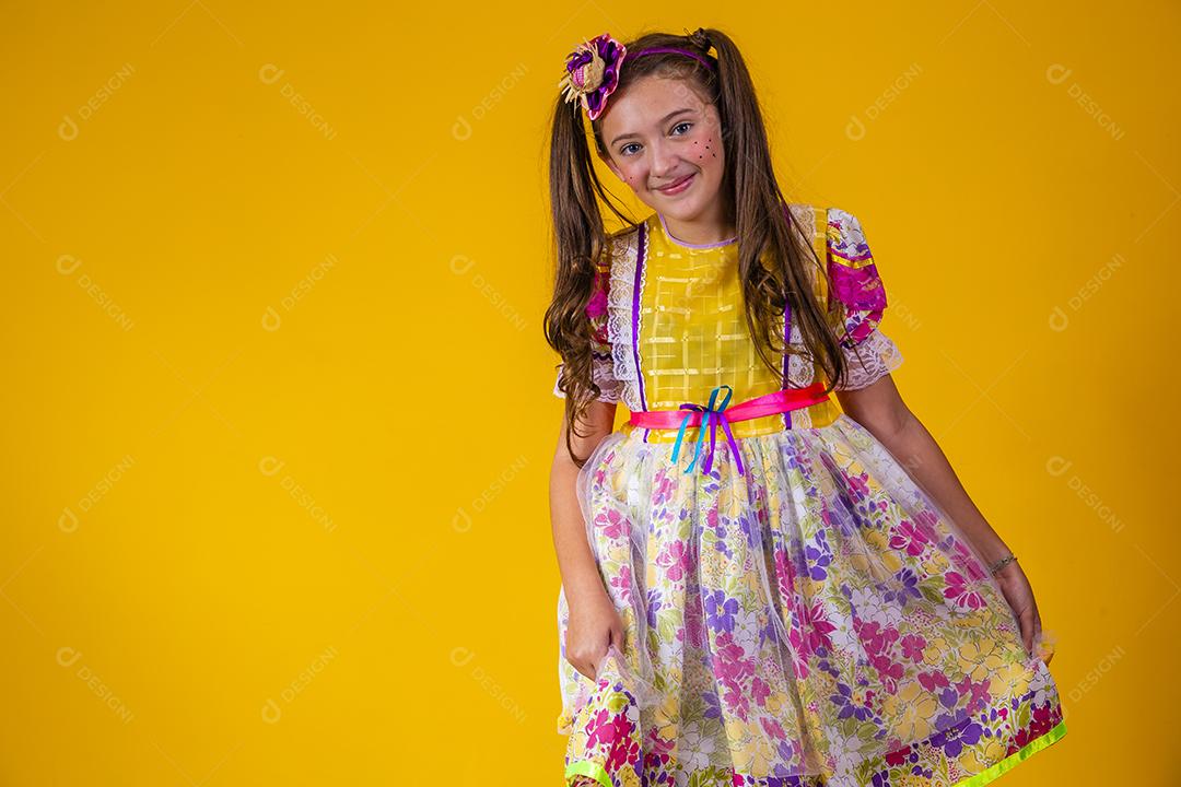 Criança com roupas típicas da famosa festa brasileira chamada Festa Junina em comemoração ao São João