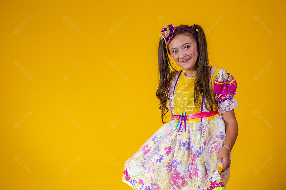 Criança com roupas típicas da famosa festa brasileira chamada Festa Junina em comemoração ao São João