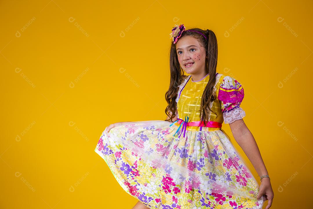 Criança com roupas típicas da famosa festa brasileira chamada Festa Junina em comemoração ao São João