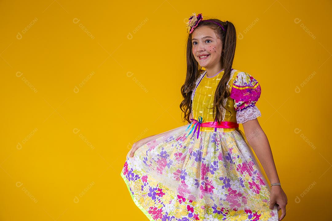 Criança com roupas típicas da famosa festa brasileira chamada Festa Junina em comemoração ao São João