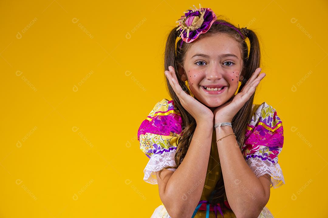 Criança com roupas típicas da famosa festa brasileira chamada Festa Junina em comemoração ao São João