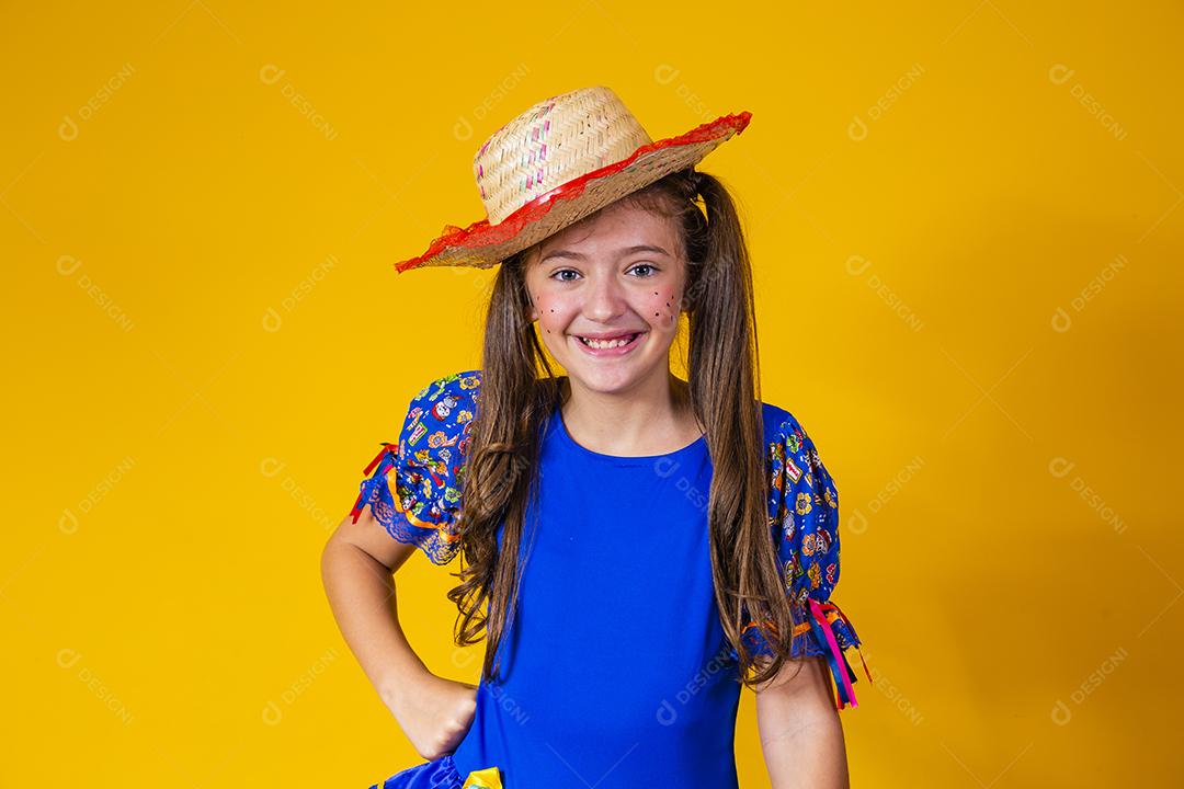 Criança com roupas típicas da famosa festa brasileira chamada Festa Junina em comemoração ao São João