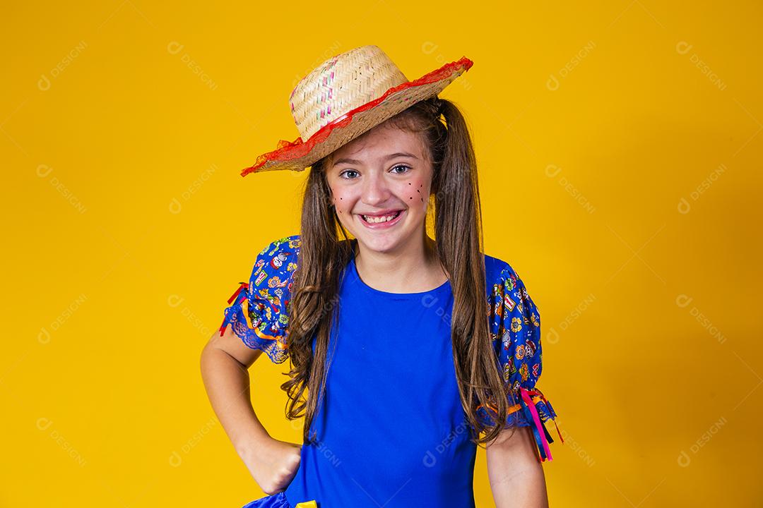 Criança com roupas típicas da famosa festa brasileira chamada Festa Junina em comemoração ao São João