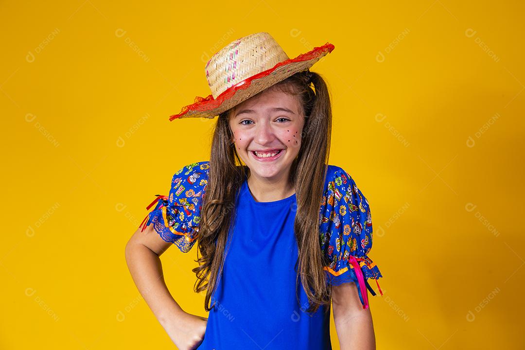 Criança com roupas típicas da famosa festa brasileira chamada Festa Junina em comemoração ao São João