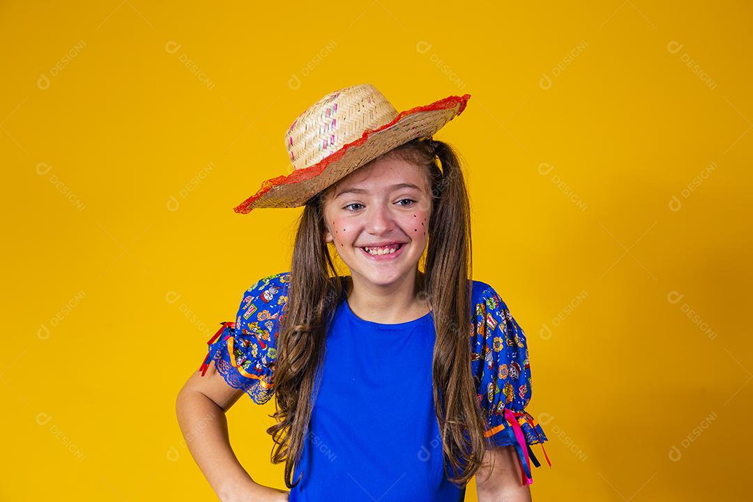 Criança com roupas típicas da famosa festa brasileira chamada Festa Junina em comemoração ao São João