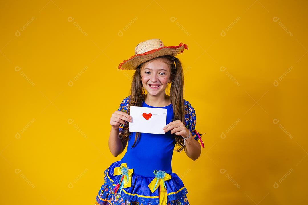 Criança com roupas típicas da famosa festa brasileira chamada Festa Junina em comemoração ao São João