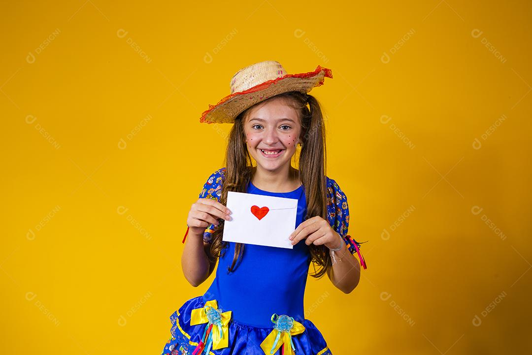 Criança com roupas típicas da famosa festa brasileira chamada Festa Junina em comemoração ao São João