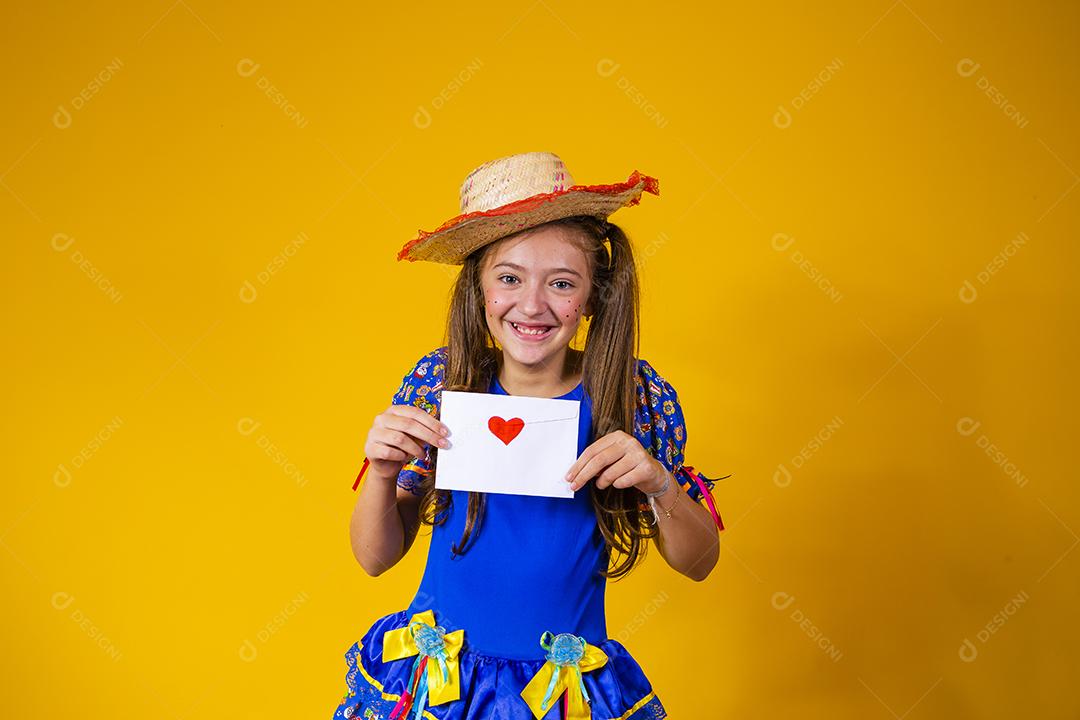 Criança com roupas típicas da famosa festa brasileira chamada Festa Junina em comemoração ao São João