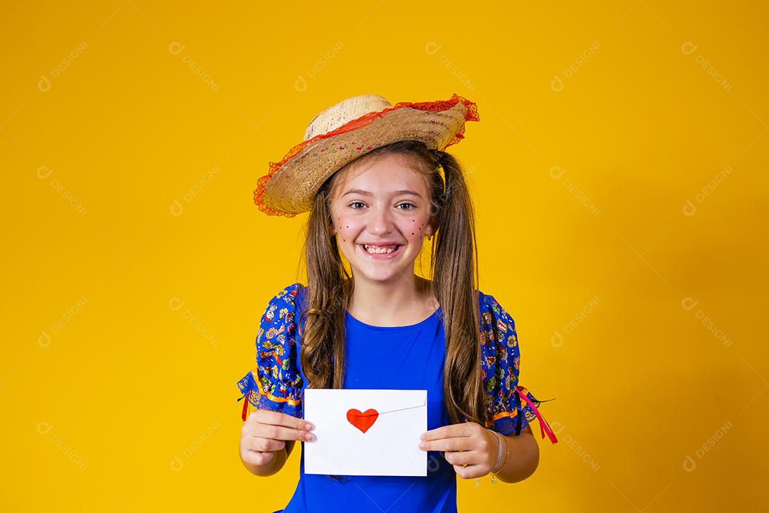 Criança com roupas típicas da famosa festa brasileira chamada Festa Junina em comemoração ao São João