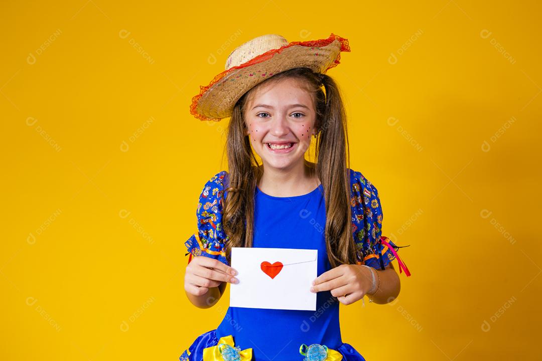 Festa Junina no Brasil, jovem segurando uma carta de amor no