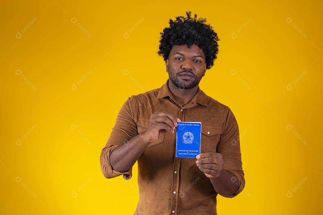 Homem afro brasileiro com trabalho documental e segurança social, (Carteira de Trabalho e Previdência Social) em fundo amarelo