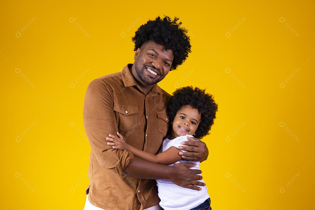 Pai e filha afro sorrindo em fundo amarelo. conceito de dia dos pais