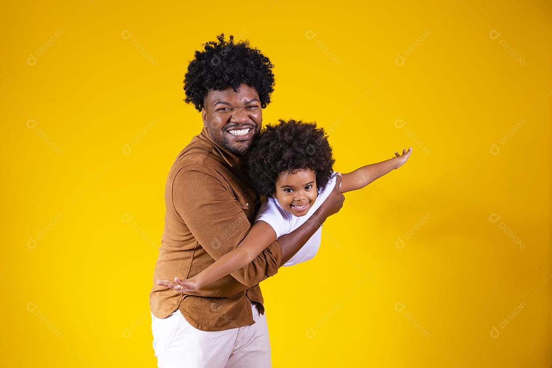 Pai e filha afro sorrindo em fundo amarelo. conceito de dia dos pais