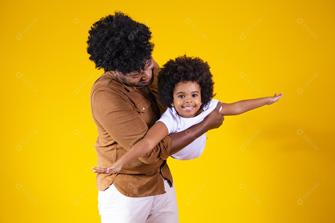 Pai e filha afro sorrindo em fundo amarelo. conceito de dia dos pais