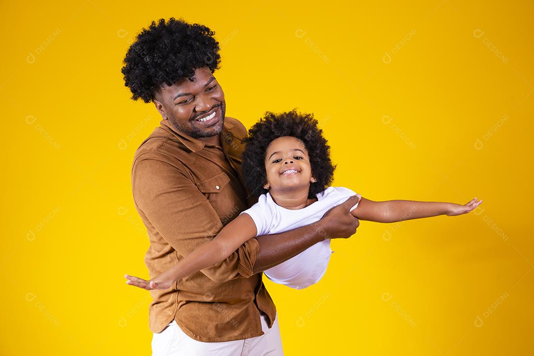 Pai e filha afro sorrindo em fundo amarelo. conceito de dia dos pais
