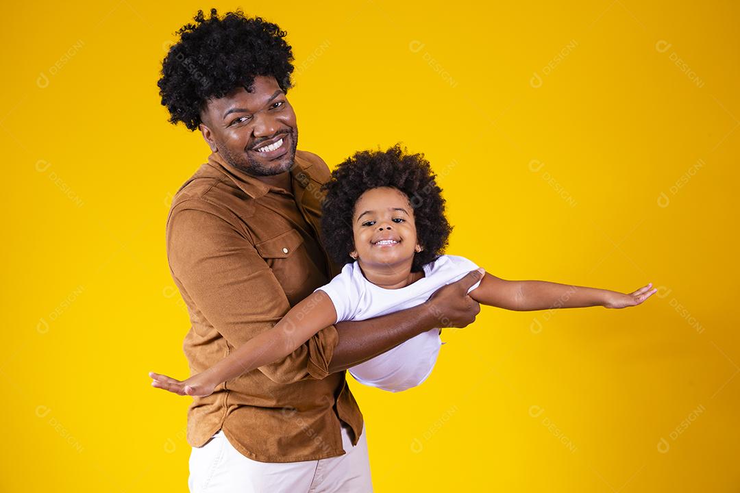 Pai e filha em fundo amarelo, sorrindo e brincando. conceito de dia dos pais