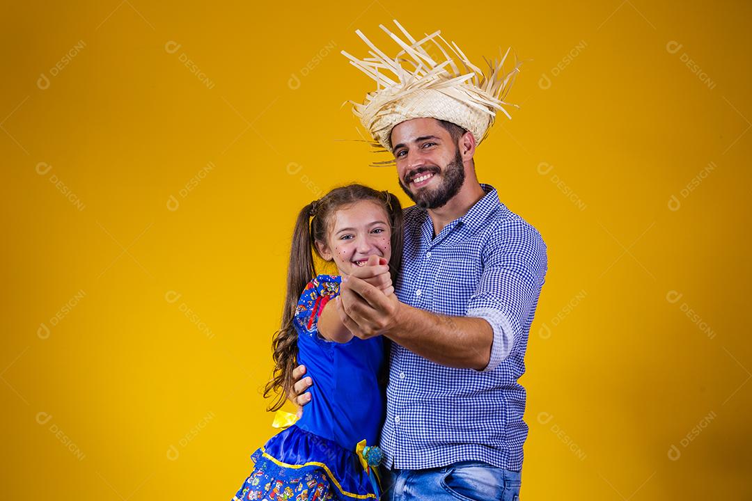 pai e filha dançando quadrilha na festa junina. Celebração de junho. Pai e filha com fantasia de festa junina