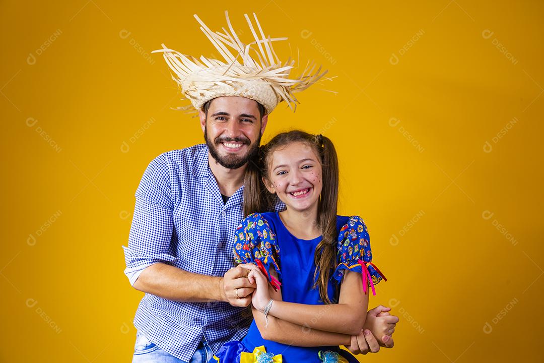 pai e filha dançando quadrilha na festa junina. Celebração de junho. Pai e filha com fantasia de festa junina