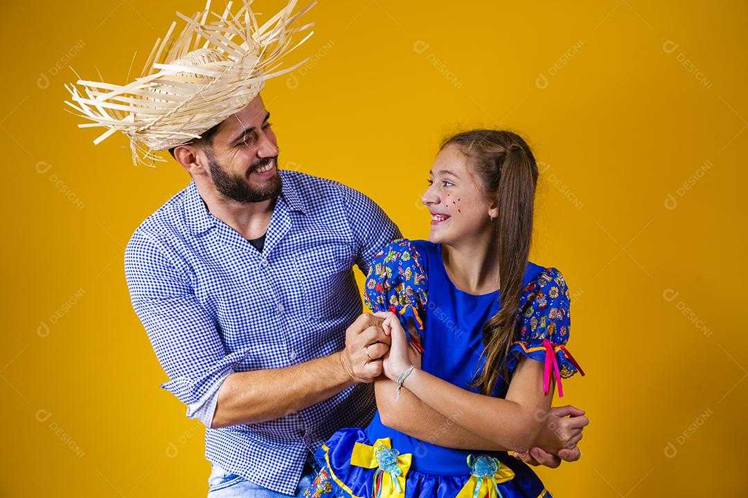 pai e filha dançando quadrilha na festa junina. Celebração de junho. Pai e filha com fantasia de festa junina