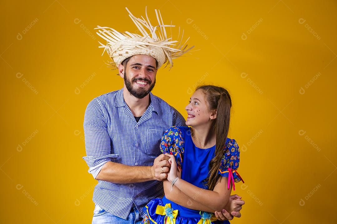 pai e filha dançando quadrilha na festa junina. Celebração de junho. Pai e filha com fantasia de festa junina